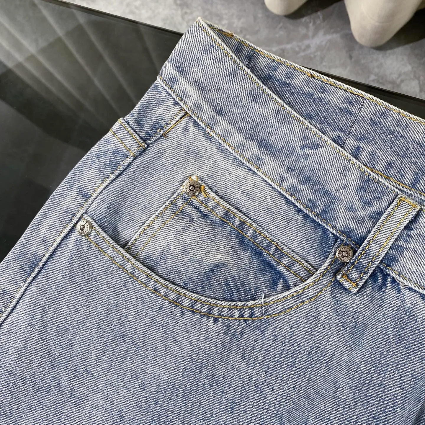 P230 chrome hearts Mattyboy same style black cross patch leather frayed jeans vi Top heavy industry fashionable design] Consistent high street luxury style creation. Speaking of this style, the Zangyin family and GU family are definitely the leading representative brands. Especially the Zangyin family has really achieved a state-of-the-art effect in creating high street style. The unique washed material is used to create this style. The color system is quite eye-catching. After it is decorated with patchwork cross flowers, it cleverly highlights the charm of the brand. Secondly, this style uses classic The classic high-waist cutting design highlights the long legs and fashionable temperament of the upper body. The brand is highly recognizable and the slim fit configuration is more suitable for daily wear. It is a product that interprets personality, fashion, and specifications at a glance. This single product is enough to make any fan excited. It can be a white T-shirt for youthful preppy style, or a tight suspender for lady style. It has strong matching ability and can be easily controlled by men.  [Materials and craftsmanship] Needless to say, this point goes without saying. As an excellent craftsman brand, Zangyin’s requirements for details and craftsmanship are really perfect. The washed color of this model has gone through so many processes, not to mention the embellishment of denim appliques. It is also purely hand-made and sewn. Just like what they believe in, only hand-made things have soul and have the meaning of wear. A top-notch heavy-duty fashionable denim item, I look forward to your perfect interpretation! !  Size:28-36